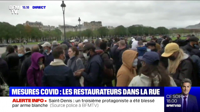 Des restaurateurs en colère rassemblés aux Invalides à Paris contre les nouvelles mesures sanitaires