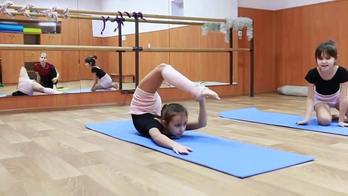 Training. Stretches ! Complete Beginners Flexibility _ Dance, Gymnastics, Splits