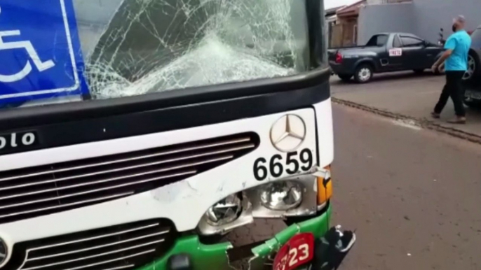 Motoqueiro colide com ônibus do transporte coletivo e se evade do local sem esperar pelo socorro, no Bairro Cascavel Velho