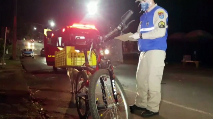 Ciclista de 62 anos sofre queda e é socorrido pelo Siate na Rua Manaus, no Claudete