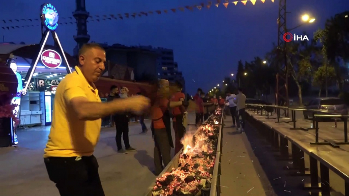 Restoranların açılışını havai fişek ve 35 metrelik kebapla kutladı