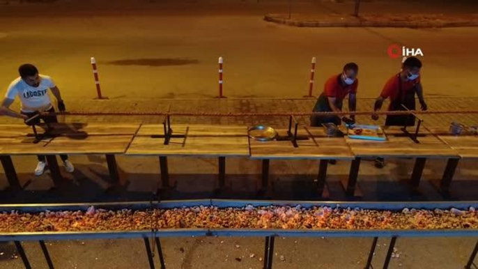 Restoranların açılışını havai fişek ve 35 metrelik kebapla kutladı