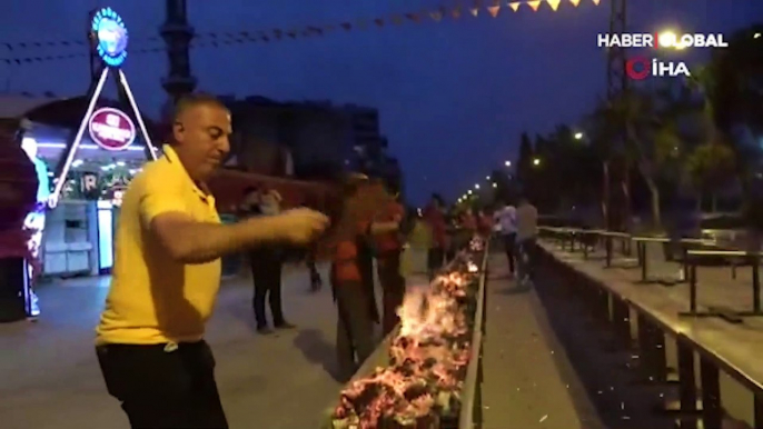 Restoran sahipleri 1 Haziran kararını havai fişek ve 35 metrelik kebapla kutladı