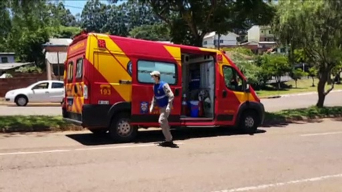 Motociclista fica ferido ao sofrer queda de moto na Avenida Olindo Periolo