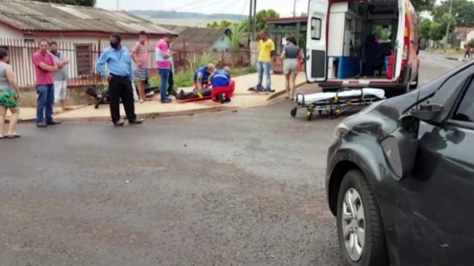 Jovem quebra o braço após colisão entre carro e moto no Bairro Floresta