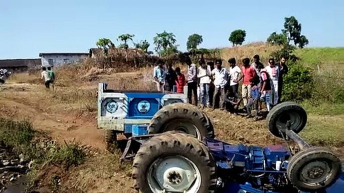 अनियंत्रित टैक्टर पलटा, चालक की मौके पर ही मौत