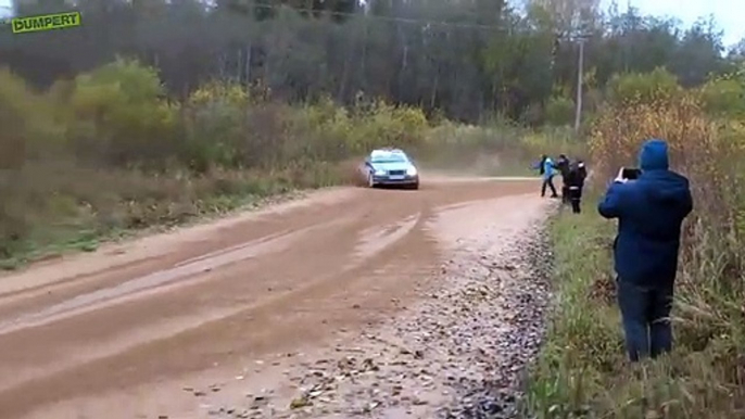 Un virage boueux provoque une succession d'accidents en rallye