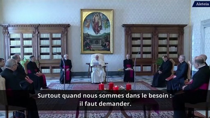 Pape François : il ne faut pas "avoir honte de prier"