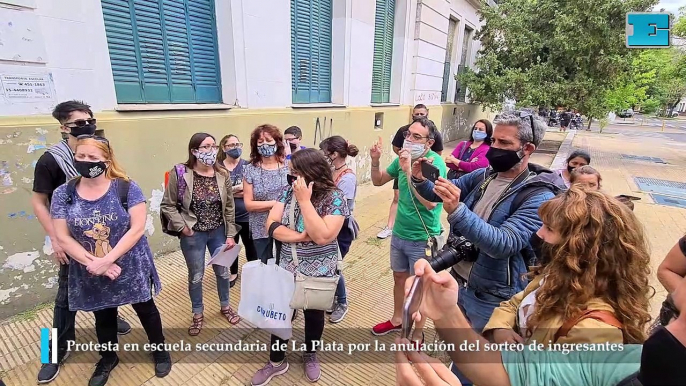 Protesta en escuela secundaria de La Plata por la anulación del sorteo de ingresantes