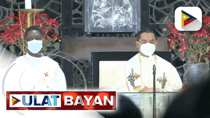 'Drive by mass' isinagawa sa isang simbahan sa Quezon City para sa mga nais dumalo ng Simbang Gabi; Church marshalls, katuwang ng mga pulis sa pagpapatupad ng social distancing