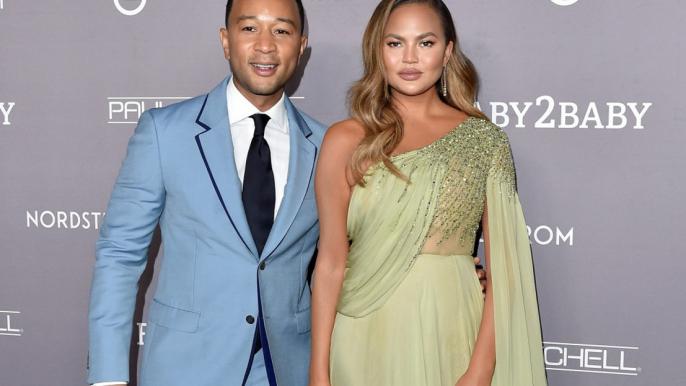 Chrissy Teigen compra mesmos presentes para John Legend todo Natal