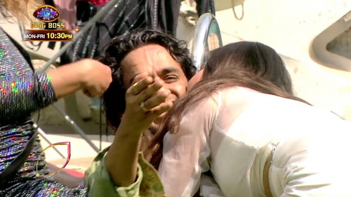 Bigg Boss 14 |_Devoleena Bhattacharjee Ki$$es Vikas Gupta In Front Of Nikki Tamboli