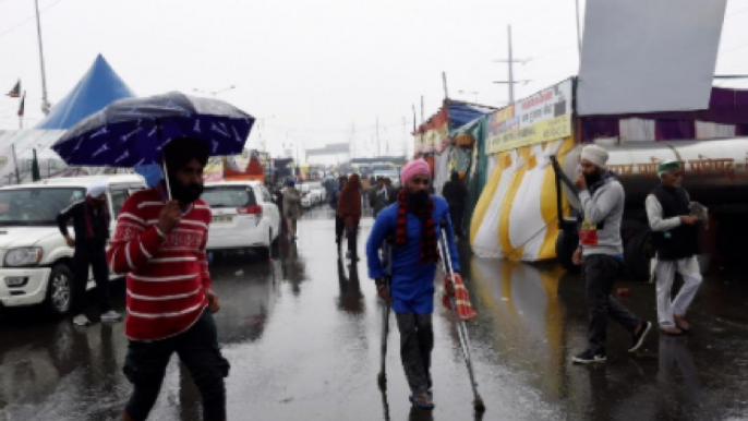 Rain cause inconvenience to protesting farmers