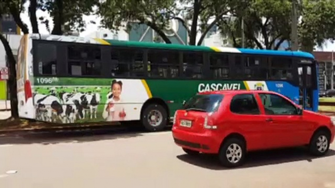 Amarok e ônibus do transporte coletivo colidem de Cascavel