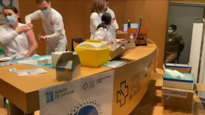 Se empieza a vacunar a sanitarios en hospitales y centros de atención primaria