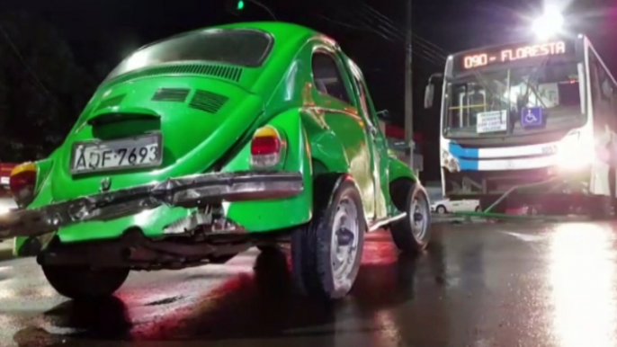 Ônibus e Fusca se envolvem em acidente na Rua Altemar Dutra esquina com a Avenida Papagaios