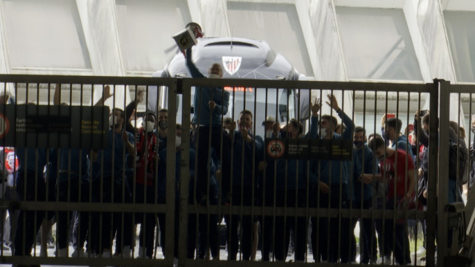 Jugadores del Athletic homenajean a su afición tras ganar la Supercopa