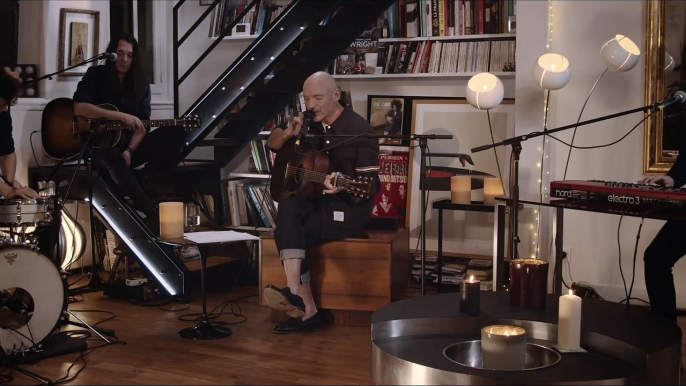 Gaëtan Roussel chante "Tu ne savais pas" en version acoustique