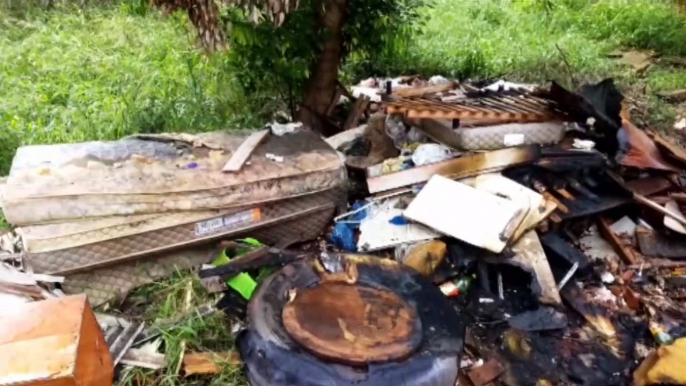 Casa abandonada pega fogo e mobiliza bombeiros ao Jardim Clarito