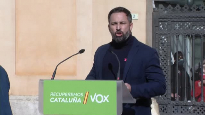 El ultraderechista Abascal se acerca a los manifestantes independentistas en el mitin de su formación en Tortosa