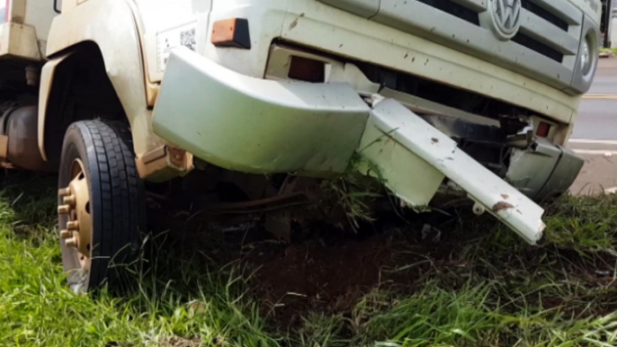 Caminhão sai da pista e para às margens da BR-277, em Cascavel