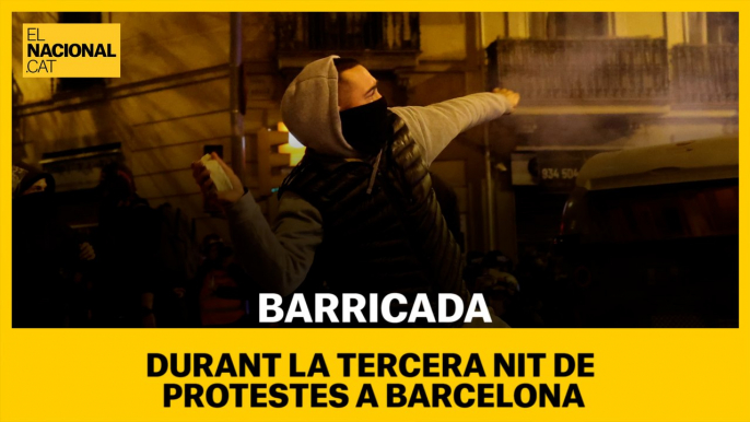 Barricada durant la tercera nit de protestes a Barcelona