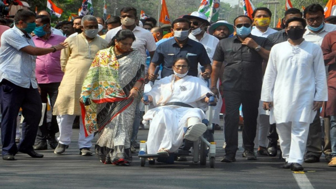 Bengal: Mamata Bnerjee holds road show in Nandigram