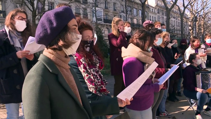 Pariser Chor singt für Frauenrechte
