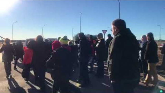 Borràs i Bassa fora de la presó, parant i pujant la mare de Borràs i els fills de Bassa