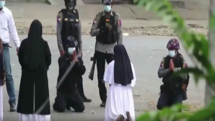 Nun kneels in front of Myanmar police to stop violence