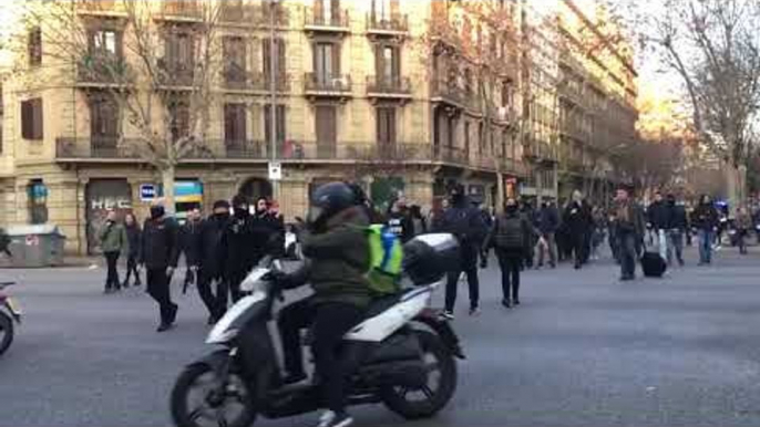 21-F: Els CDR baixen per Muntaner i tallen el carrer d'Aragó