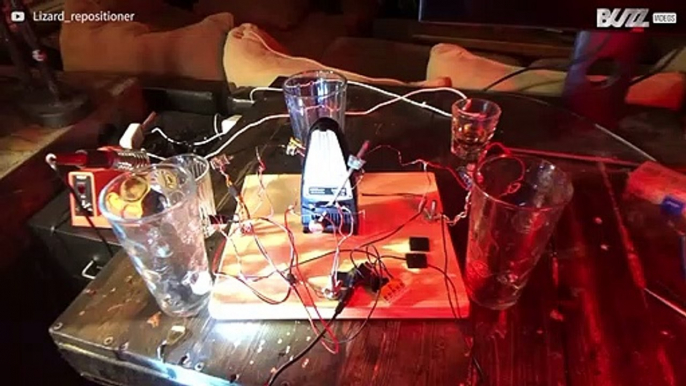 Il fait de la musique avec un métronome et plusieurs verres d'eau