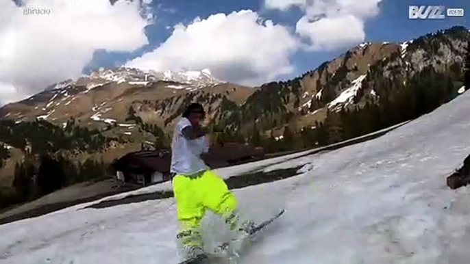 Un snowboardeur profite des dernières neiges dans les Alpes italiennes