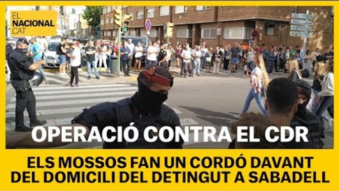 Els mossos fan un cordó davant del domicili del detingut a Sabadell