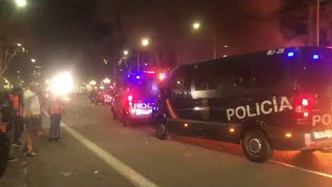 Furgons de la policia espanyola fan fora els manifestants de passeig de Gràcia