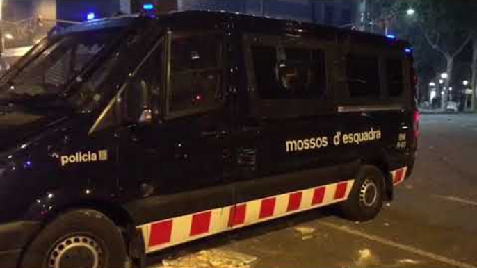 Els Mossos intenten neutralitzar els aldarulls al passeig de Gràcia