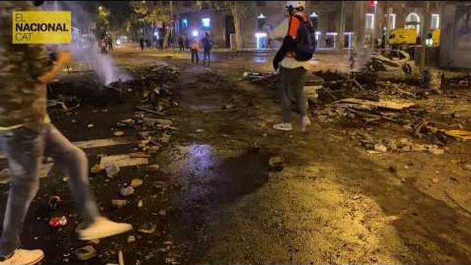 Així ha quedat la Plaça d’Urquinaona després dels greus aldarulls d’aquesta nit