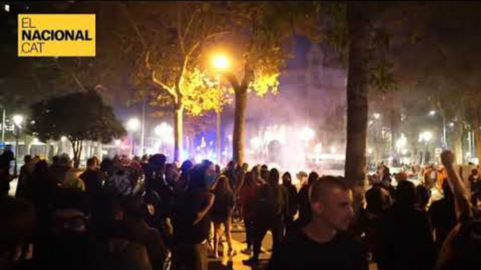 Crits d’independència per part dels manifestants en els aldarulls al passeig de Gràcia