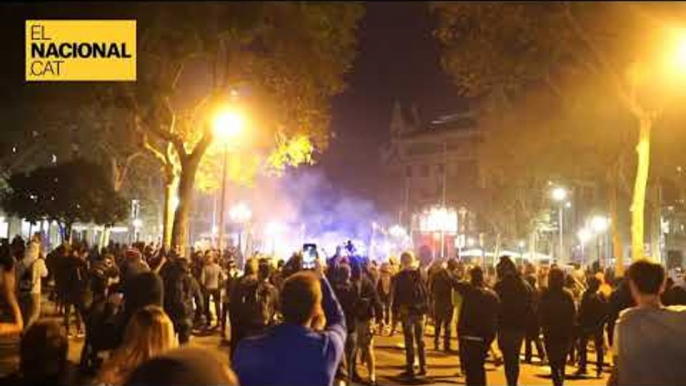 "Els carrers seran sempre nostres", criden els manifestants en els aldarulls al passeig de Gràcia