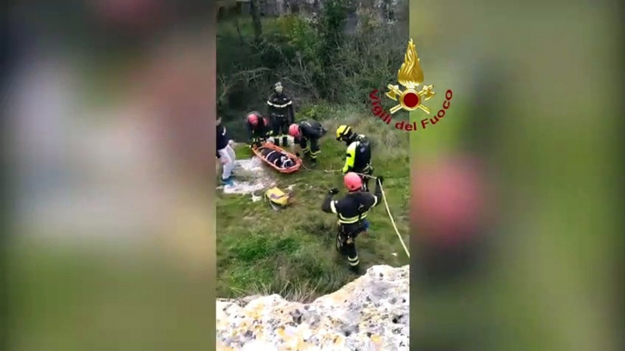 Gravina di Puglia (BA) - 19enne caduto in un dirupo, soccorso dai Vigili del Fuoco (15.03.21)