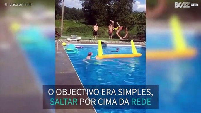 Saltos para a piscina acabam com queda épica!