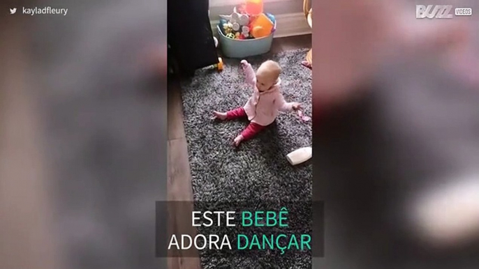 Mãe filma bebê dançando ao som de hip hop