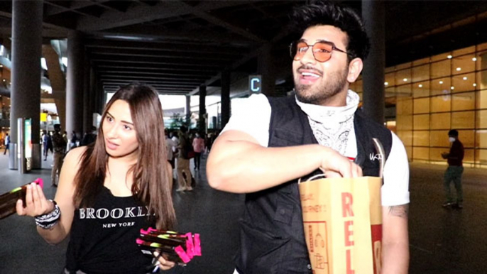 Mahira Sharma and Paras Chhabra Distributed Chocolates at the Airport | FilmiBeat