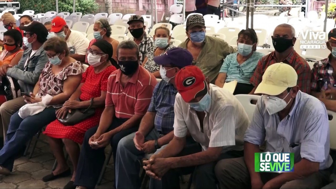 Pacientes crónicos y adultos mayores son inmunizados en Villa El Carmen