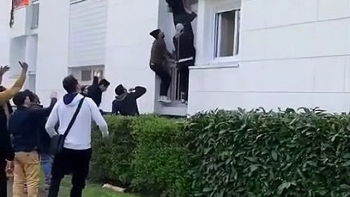 Des jeunes font une échelle humaine pour sauver une famille d’un appartement en feu à Nantes