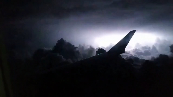 Ce passager  filme un orage magnifique en plein vol depuis son avion de ligne