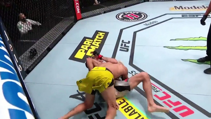 Melhores momentos das principais lutas do UFC 256