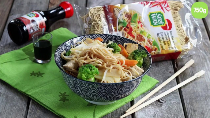 Nouilles sautées aux légumes et au tofu fumé