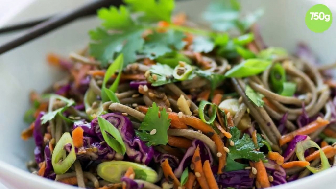 Wok de nouilles soba aux légumes