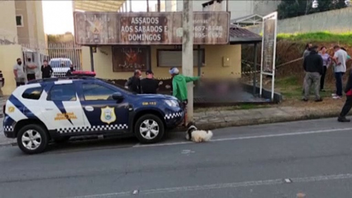 Idoso surta dentro de ônibus coletivo, saca facão de dentro de mala e ataca passageiros